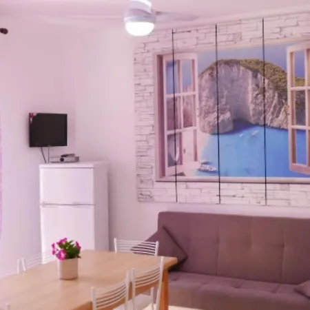 Appartamento Convenient Flat Close To The *